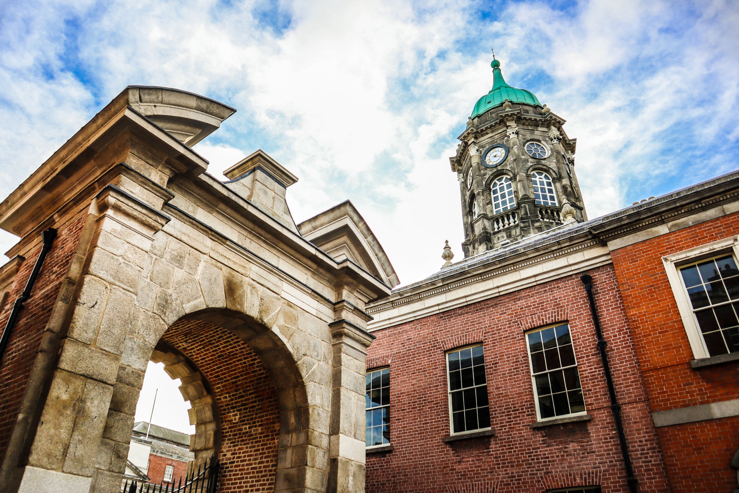DUBLIN CASTLE, ARCH OF JUSTICE - Photo 2
