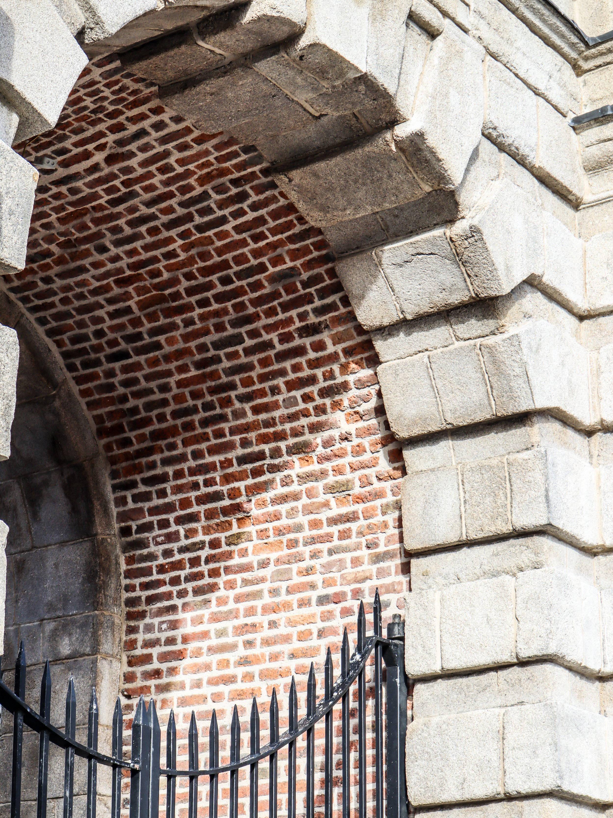 DUBLIN CASTLE, ARCH OF JUSTICE - Photo 3