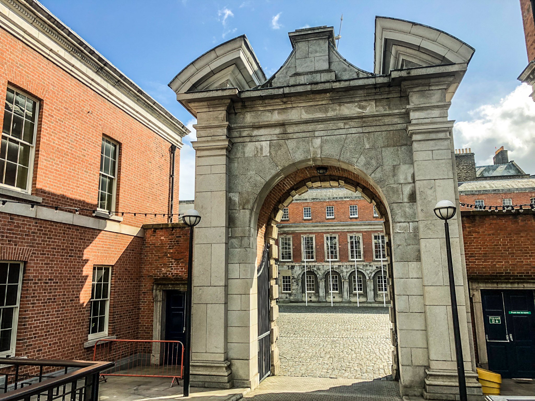 DUBLIN CASTLE, ARCH OF JUSTICE - Photo 4