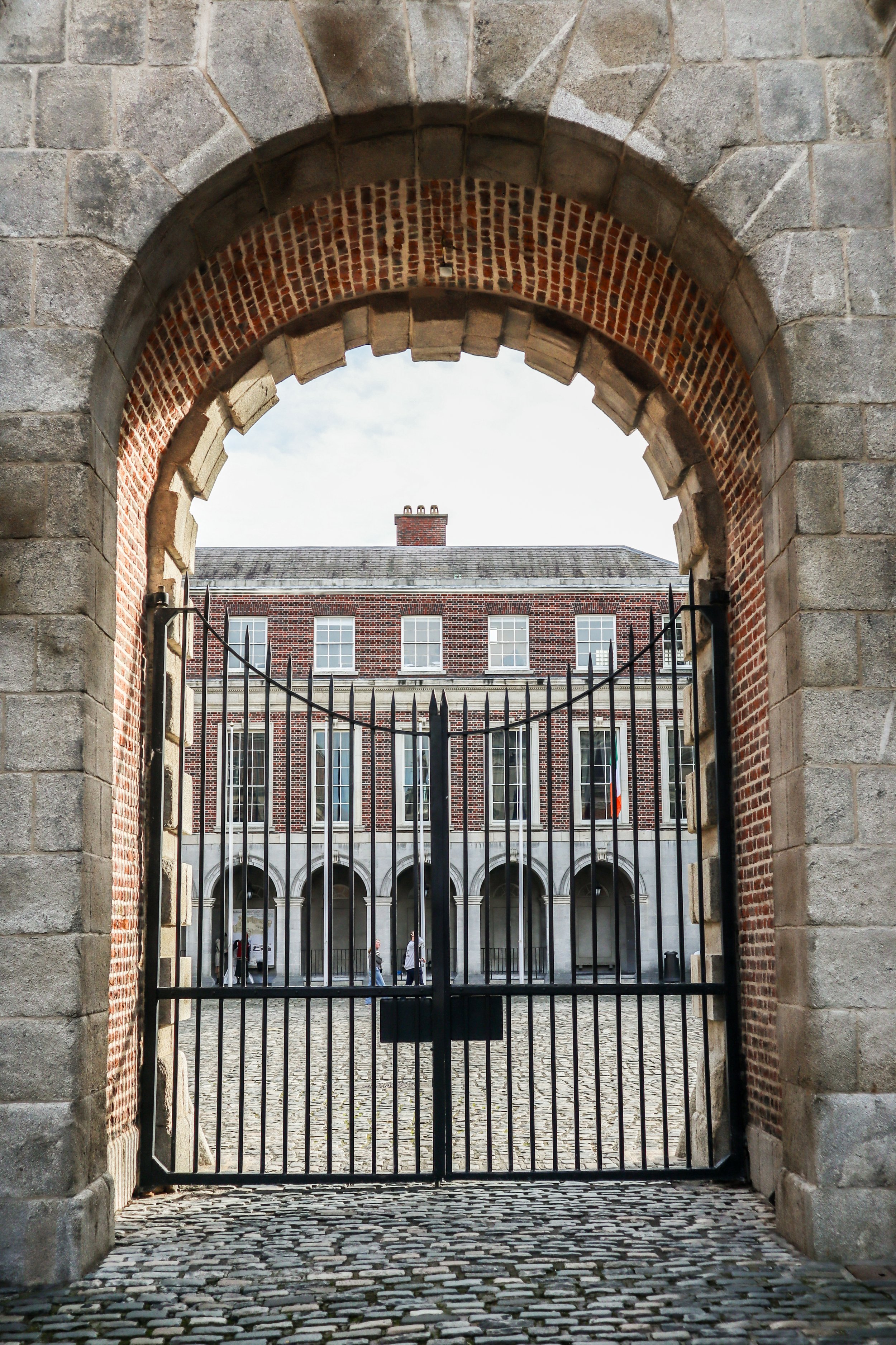 DUBLIN CASTLE, ARCH OF JUSTICE - Photo 5